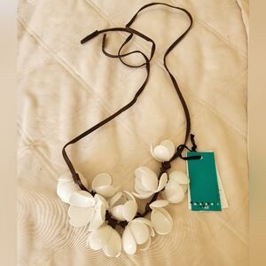 Chic White Floral Necklace by H&M